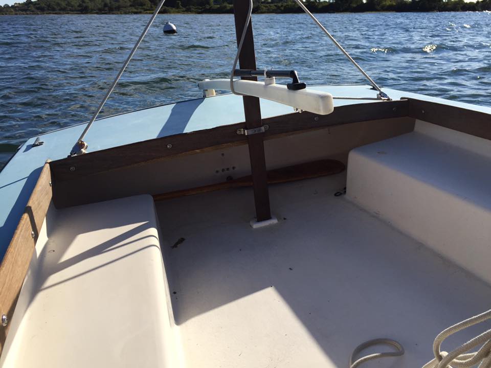 Tiller, transom, bailing plug, and seats.jpg